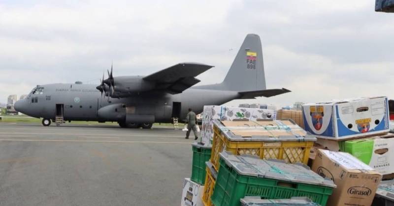 Los alimentos llegaron al archipiélago a bordo del avión C-130 de la FAE / Foto: cortesía Fuerza Aérea Ecuatoriana