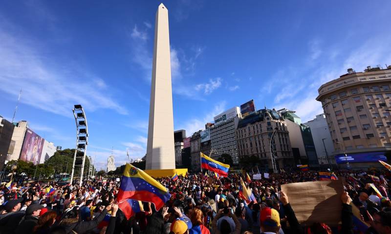 Cientos de manifestantes se agolparon alrededor del Obelisco, en Buenos Aires, enarbolando banderas venezolanas / Foto: EFE