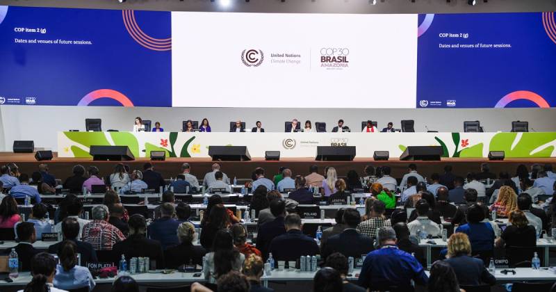 El pleno de la COP30 también aprobó un documento con una lista definitiva de "indicadores" para medir los avances en las acciones de adaptación ante el cambio climático./ Foto: cortesía EFE