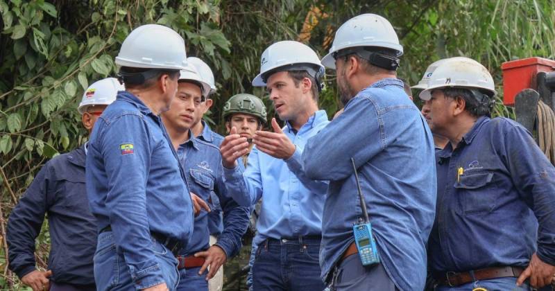El gerente de Petroecuador, Leonard Bruns, recorrió la zona del río Loco / Foto: cortesía Petroecuador