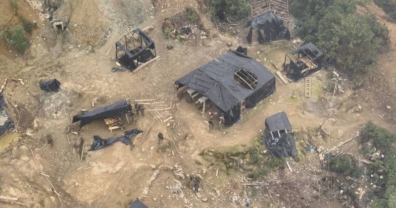 Se encontraron también tanques de gas, bombas de agua, explosivos y decenas de materiales utilizados para la actividad / Foto: cortesía Ejército ecuatoriano