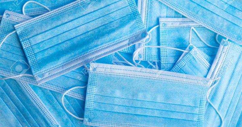 Los vendedores informales ofertan las diez mascarillas hasta en cuatro dólares / Foto: cortesía 
