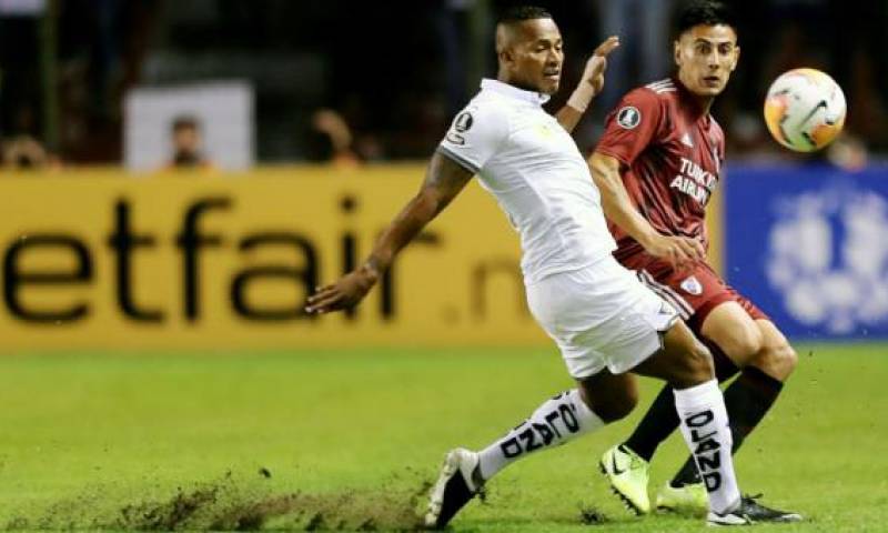 Antonio Valencia (izq.), de Liga de Quito, ante la marca de un rival en el cotejo entre LDU y River Plate en Quito, el 4 de marzo del 2020. Foto: EFE