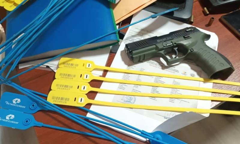 En el operativo se encontró: 1 pistola, 36 municiones y $10.700 en efectivo / Foto: cortesía Ejército