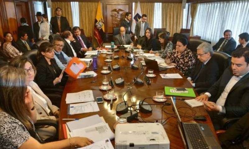 PROCESO. Los nueve jueces miraron atentamente la distribución automática y aleatoria de las causas. Foto: La Hora