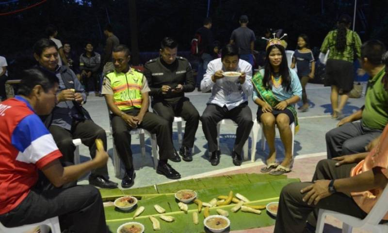 Festejo. Las autoridades celebraron con comida típica de la Amazonía (Yadirea Illescas / Expreso) 