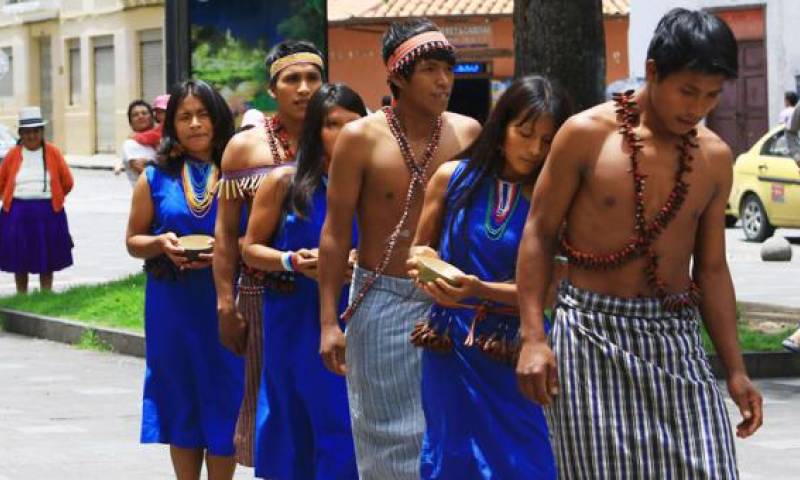 El grupo de danza Nujant de la comunidad shuar de Uwents se presentó en la plaza de La Merced de Cuenca. Foto: EL COMERCIO
