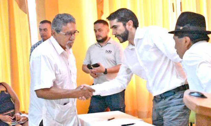GESTIÓN. El alcalde de Zamora y el gerente del BDE suscribieron el acuerdo. Foto: La Hora