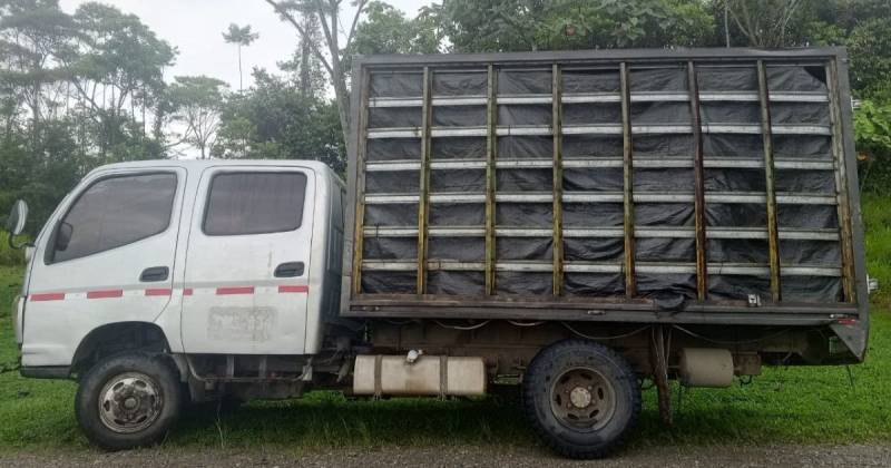 Un camión con 990 galones de diésel fue ubicado en el sector Chone 1 / Foto: cortesía Ejército ecuatoriano