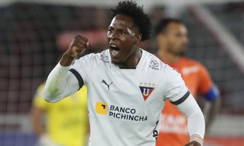El cuadro universitario venció 3-0 a César Vallejo en el estadio Rodrigo Paz / Foto: EFE