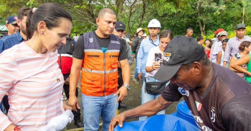 Inés Manzano, ministra de Energía y Minas, entregó 25 tanques de almacenamiento de agua segura en el recinto El Porvenir / Foto: cortesía Ministerio de Energía y Minas