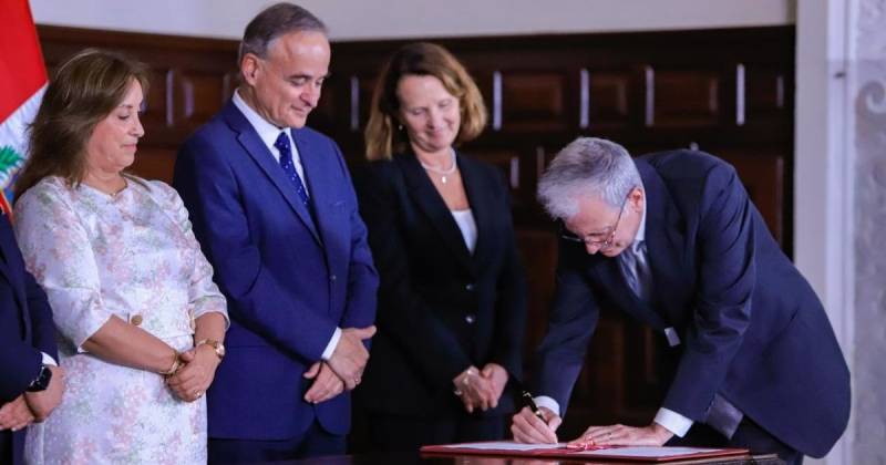 La presidenta de Perú, Dina Boluarte, encabezó la ceremonia de firma / Foto: cortesía Minem Perú