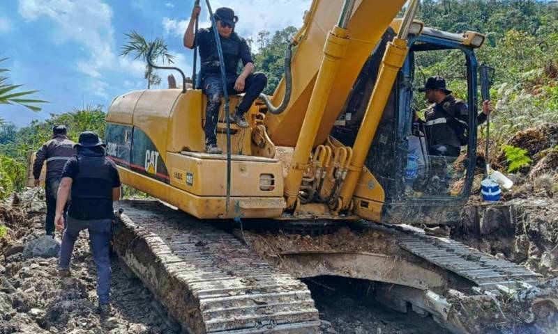 Una retroexcavadora fue retenida en el Bosque Protector Tinajillas-Río Gualaceño / Foto: cortesía MAATE