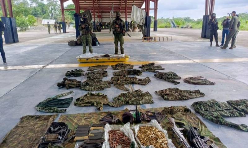 Las fuerzas de seguridad decomisaron dos fusiles, 1.505 cartuchos de diferentes calibres, alimentadoras, mochilas, chalecos y siete uniformes tipo militar / Foto: cortesía FF.AA.