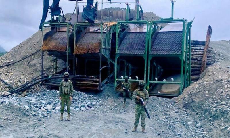 La presencia simultánea de minería legal e ilegal plantea desafíos en materia ambiental, de control territorial y seguridad / Foto: cortesía Ejército Ecuatoriano