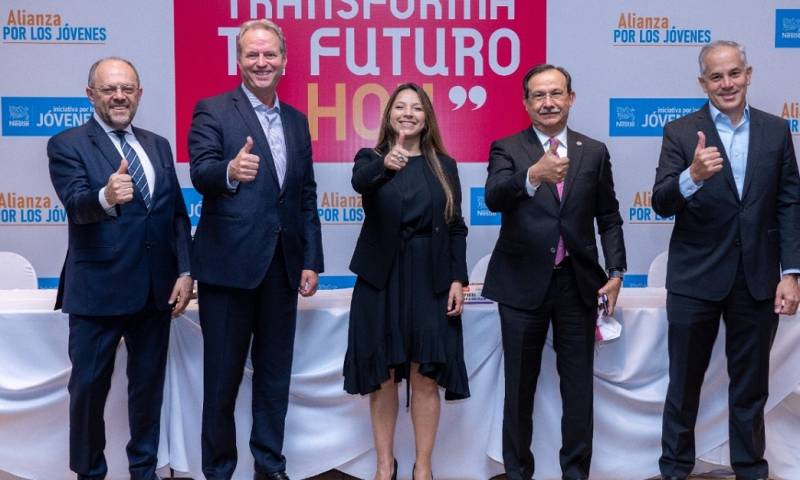 Más de 30.000 jóvenes participan en feria de empleo / Foto: EFE