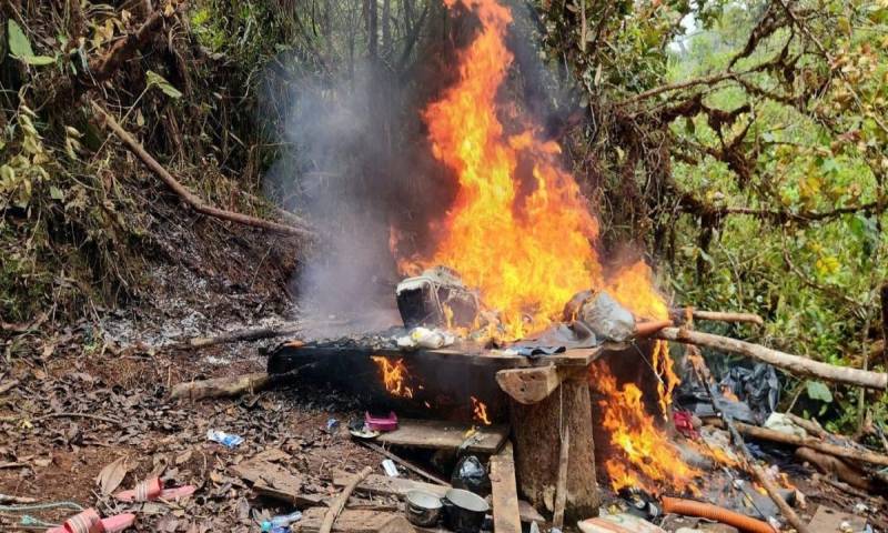 En el sitio se encontraron e inutilizaron equipos, herramientas y maquinaria utilizados para la extracción clandestina / Foto: cortesía FF.AA.