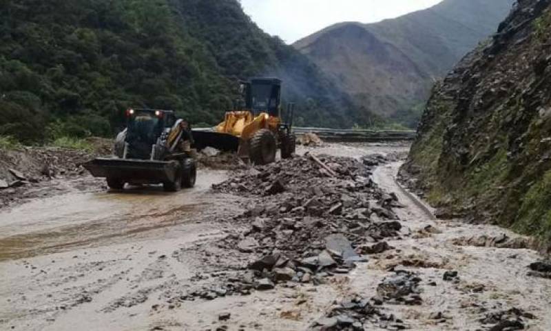 La maquinaria del MTOP habilitó ayer uno de los dos carriles en vía Loja-Zamora. Foto: El Comercio