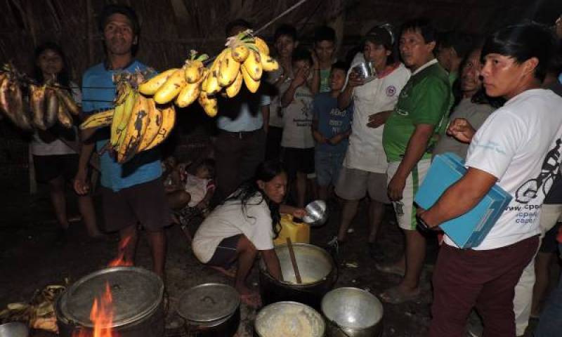 La chuculada, reparto de chucula mezclada con chicha de yuca, es una especie de fiesta tradicional de los waoranis en la comunidad Yarentaro.