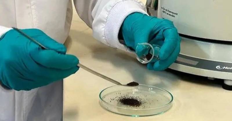 El método consiste en un polvo de base carbonosa que transforma los hidrocarburos en compuestos menos tóxicos / Foto: cortesía