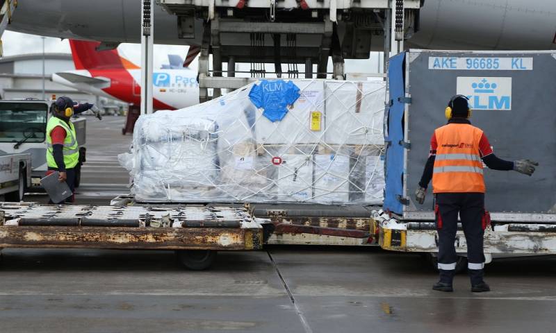 El primer lote de vacunas AstraZeneca de la iniciativa Covax-OMS llega al país / Foto: EFE