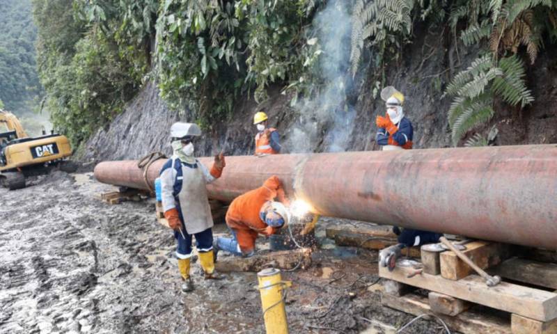 Técnicos trabajan en la reparación del Sistema de Oleoducto Transecuatoriano (SOTE) el 13 de abril de 2020. - Foto: Petroecuador