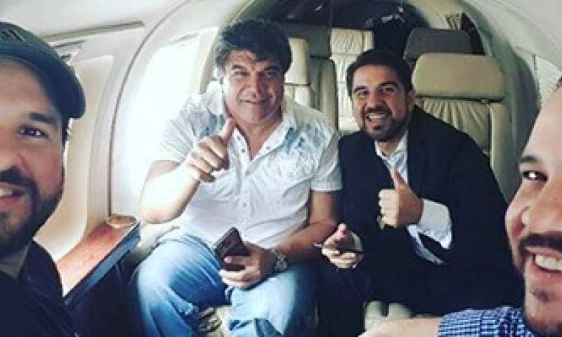 Los hijos del expresidente Abdalá Bucaram Ortiz: a la izqauierda, Michel Bucaram Puelley; al fondo, a la derecha, Dalo Bucaram Pulley; delante, a la derecha, Jacobo Bucaram Pulley. Foto de fecha ni origen determinado, difundida en redes sociales.