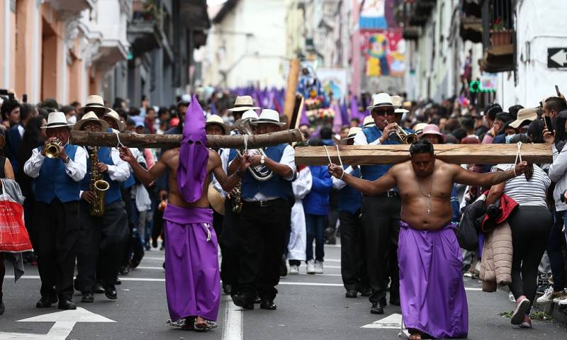 La procesión "Jesús del Gran Poder" de Quito, considerada la más concurrida en el país, ha congregado a miles de fieles en las calles de la capital ecuatoriana / Foto: EFE