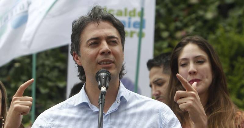Daniel Quintero izó este lunes una bandera de su país en el distrito peruano de Santa Rosa de Loreto / Foto: EFE 