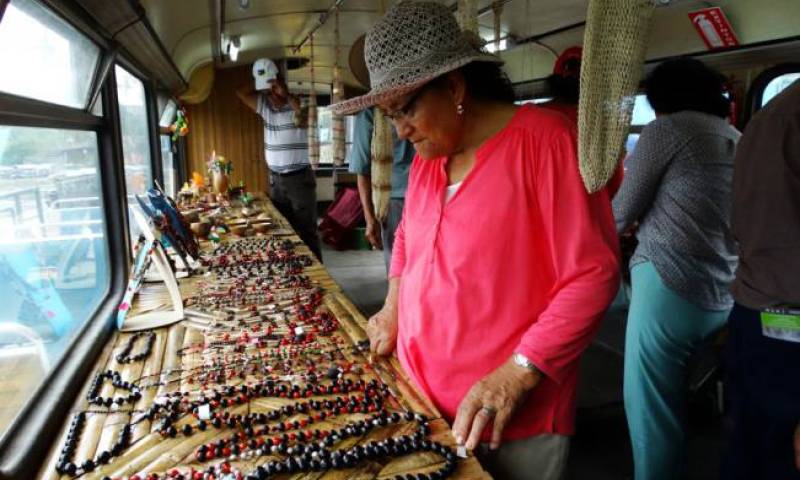 Los turistas podrán disfrutar en la barcaza de la gastronomía y artesanías de los pueblos amazónicos. Foto: El Universo