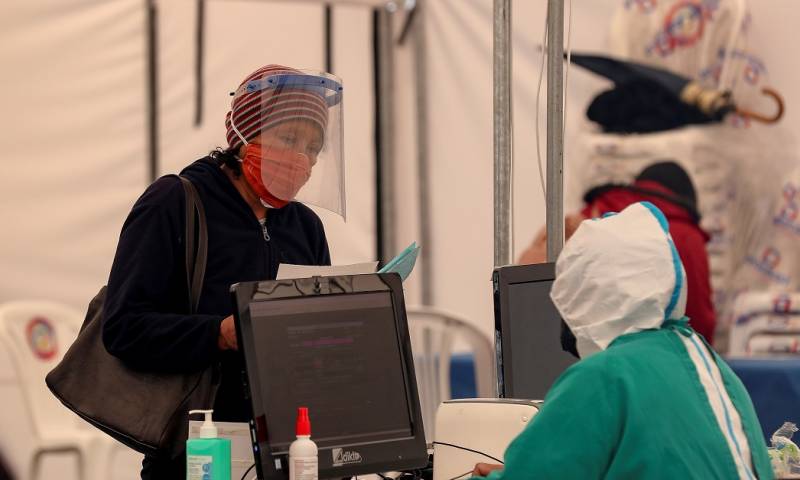 Ecuador suma 1.716 casos en un día y alcanza los 164.908 contagios de covid / Foto: EFE