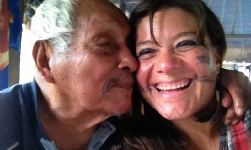 Cesario Ishigua Santi (i) con la ambientalista Belén Páez. Foto: La Hora