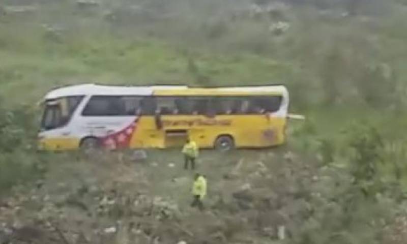 En la madrugada de este 29 de agosto del 2019 se registró un accidente de un bus interprovincial en la vía El Chaco - Lago Agrio. El vehículo se volcó de la carretera y cayó 50 metros a un terreno. Foto: El Comercio