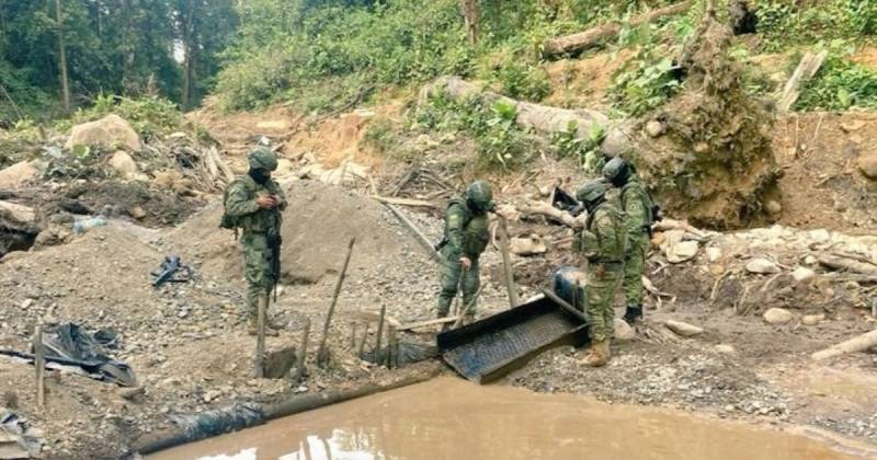 Las autoridades informaron que toda la maquinaria, equipos y material hallados en el sitio fueron destruidos / Foto: cortesía FF.AA.