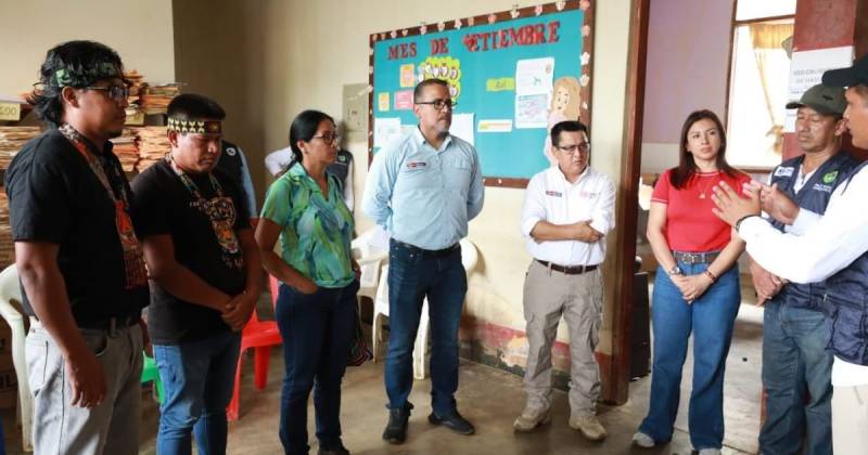 El ministro de Salud, César Vásquez, instaló el sábado pasado una brigada en Andoas para inmunizar y brindar servicios sanitarios a los pobladores / Foto: cortesía Ministerio de Salud de Perú