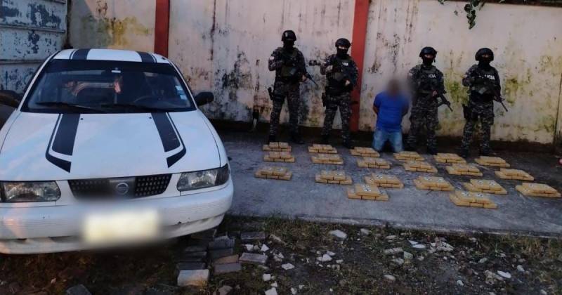 Los agentes inspeccionaron un vehículo en el que se ocultaban 100 paquetes cubiertos con cinta adhesiva / Foto: cortesía Policía Nacional