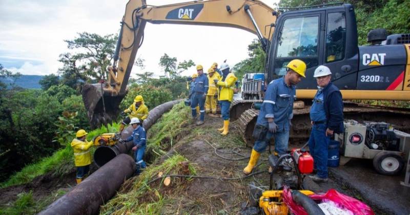 La tubería fue desplazada lateralmente 20 metros por el deslizamiento de tierra / Foto: cortesía Petroecuador