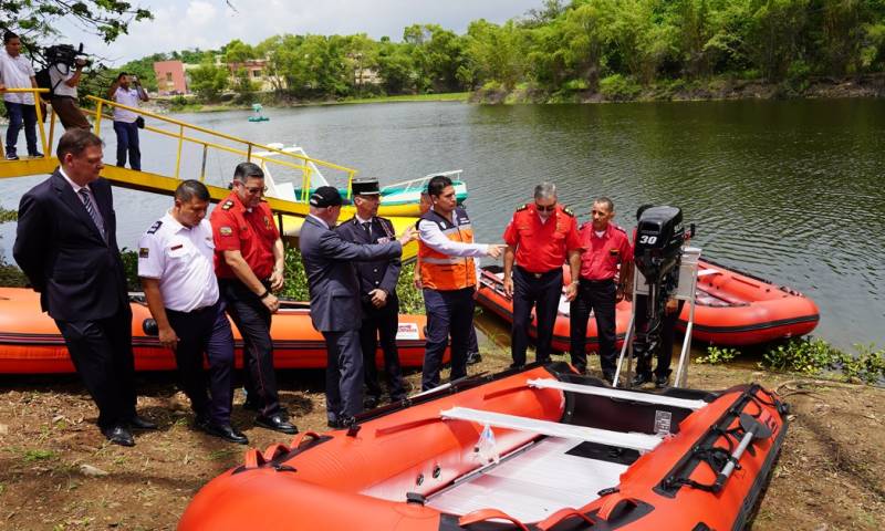 La entrega de los botes se realizó en una ceremonia en la Escuela Superior Politécnica del Litoral / Foto: cortesía Riesgos Ecuador