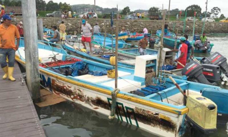 Manchas oscuras quedaron en los costados de las embarcaciones, después de la contaminación generada por un derrame de crudo frente a las costas de Esmeraldas. Foto: Marcel Bonilla/ EL COMERCIO