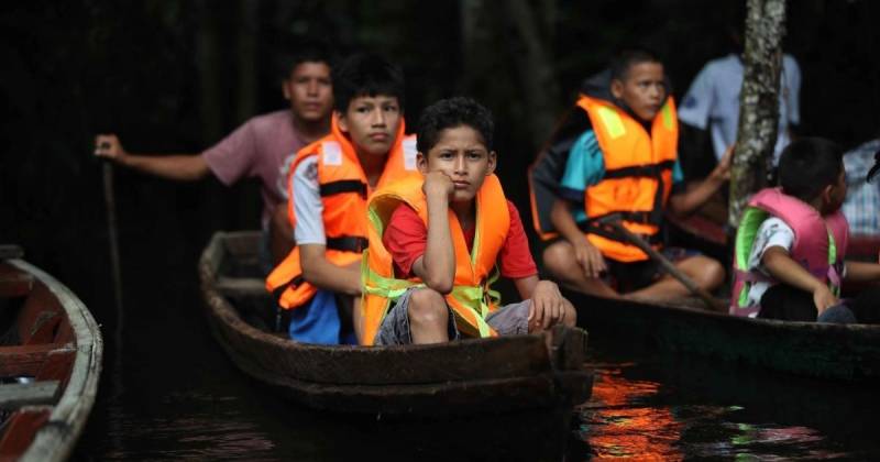 Decenas de pequeños se reúnen para conversar sobre las problemáticas del barrio flotante de la ciudad de Iquitos / Foto: EFE