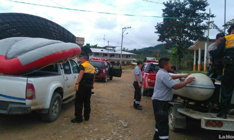 Bomberos y personal del GOE arribaron al sector para buscar los cuerpos de las víctimas. Foto: La Hora