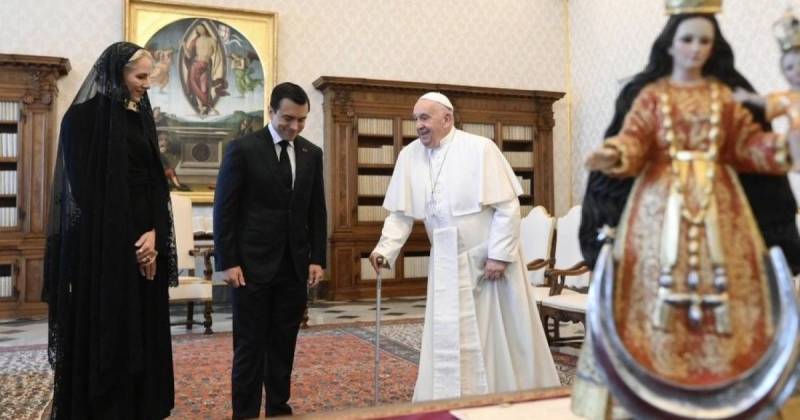 Daniel Noboa y su esposa, Lavinia Valbonesi, visitaron al papa en mayo de 2024 / Foto: cortesía Daniel Noboa