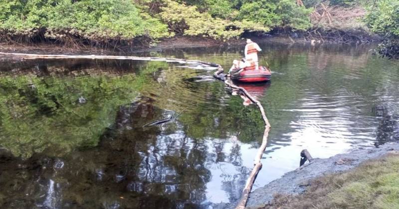 Petroecuador apoyó en los trabajos de contención del hidrocarburo / Foto: cortesía MAATE