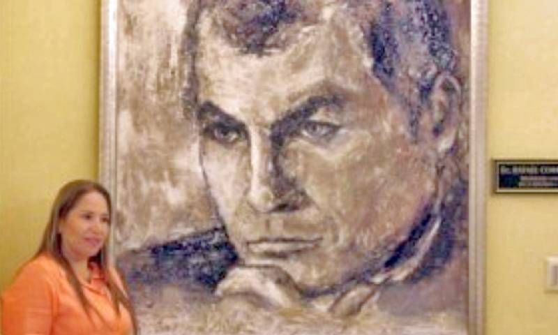 La exvicepresidenta de la Corte Constitucional Pamela Martínez, junto a un retrato del entonces Presidente Rafael Correa, en la Embajada del Ecuador en La Habana, en 2015. Foto: La República