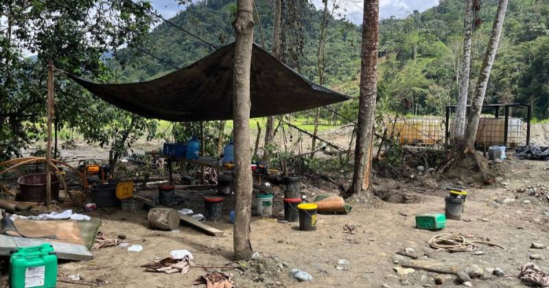 5 excavadoras fueron neutralizadas durante el operativo del Ejército / Foto: cortesía Ejército ecuatoriano