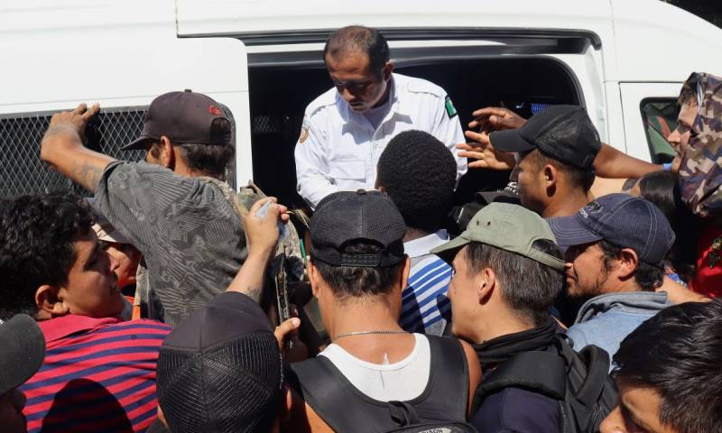Del total de los migrantes, 64 son mayores de edad (20 mujeres y 44 hombres) y 29 menores de edad (19 niños y 10 niñas) / Foto: EFE