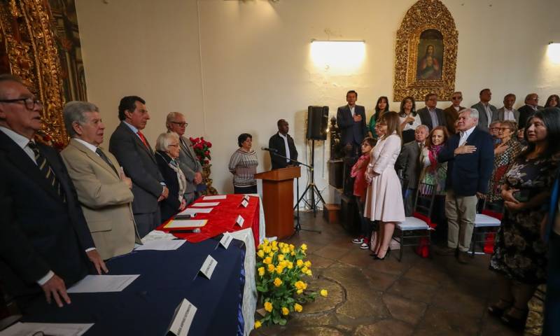 El hijo menor de Villavicencio fue el encargado de recibir la condecoración / Foto: EFE