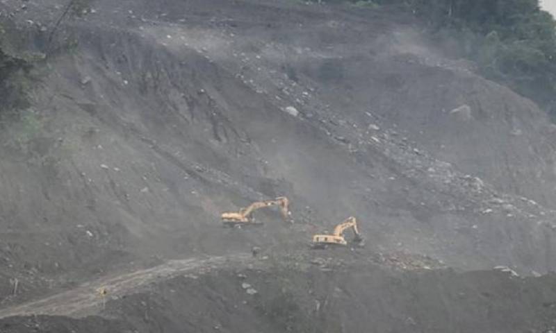 Los trabajos continúan para habilitar la vía de 2,2 km en el sector de El Reventador / Foto: cortesía MTOP