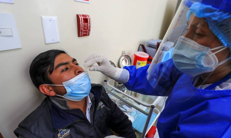 Ecuador registra 7.259 nuevos casos de covid y acumula 739.297 en la pandemia / Foto: EFE