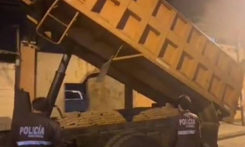 Al levantar el volquete del camión, los policías hallaron un total de 500 paquetes de cocaína con forma de ladrillo / Foto: cortesía Policía Nacional